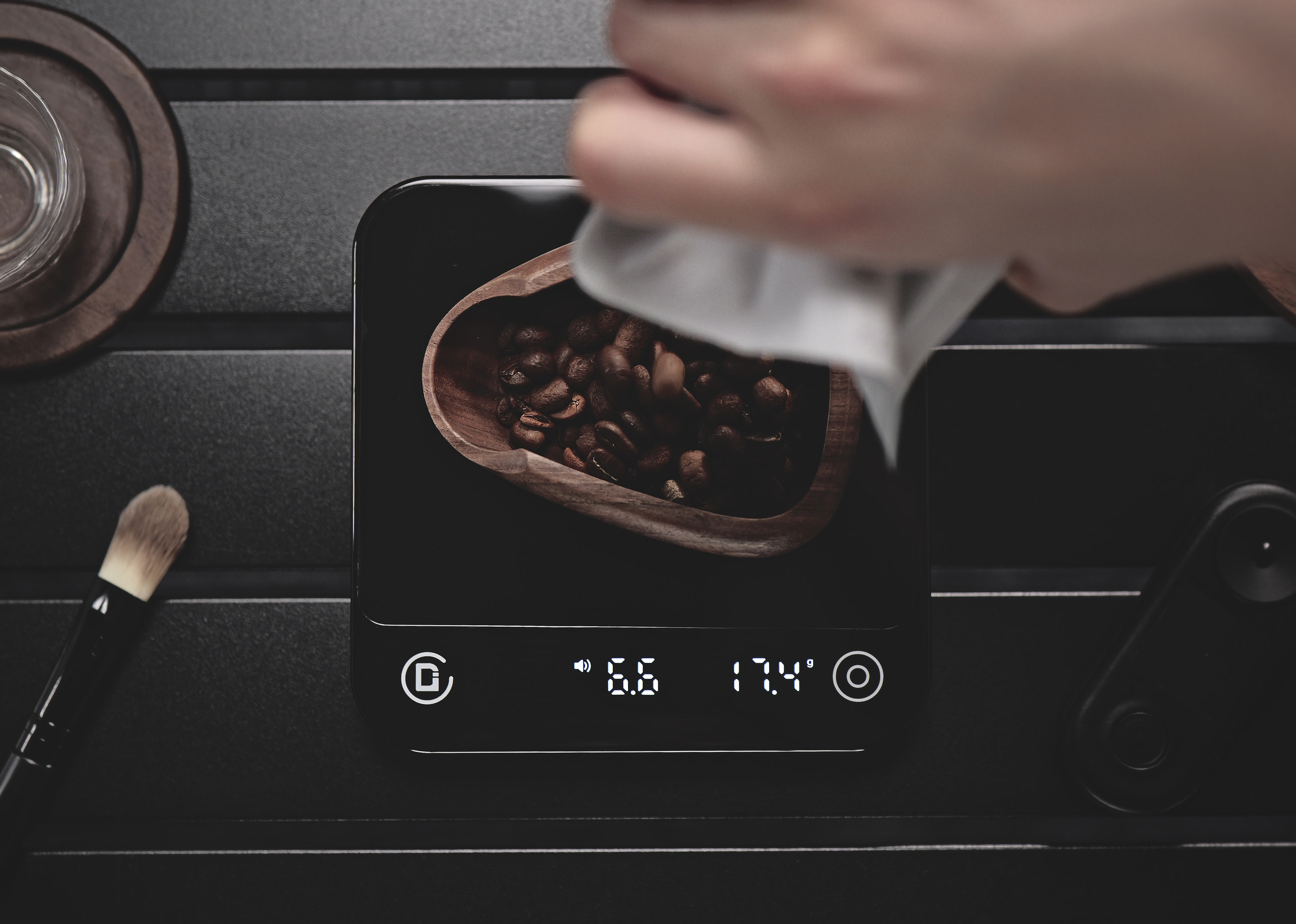 DiFluid Microbalance Ti, Aufsicht auf Wägeplatte und Display