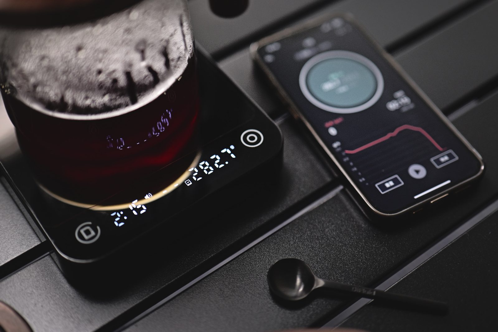DiFluid Waage mit App beim Kaffeebrühen
