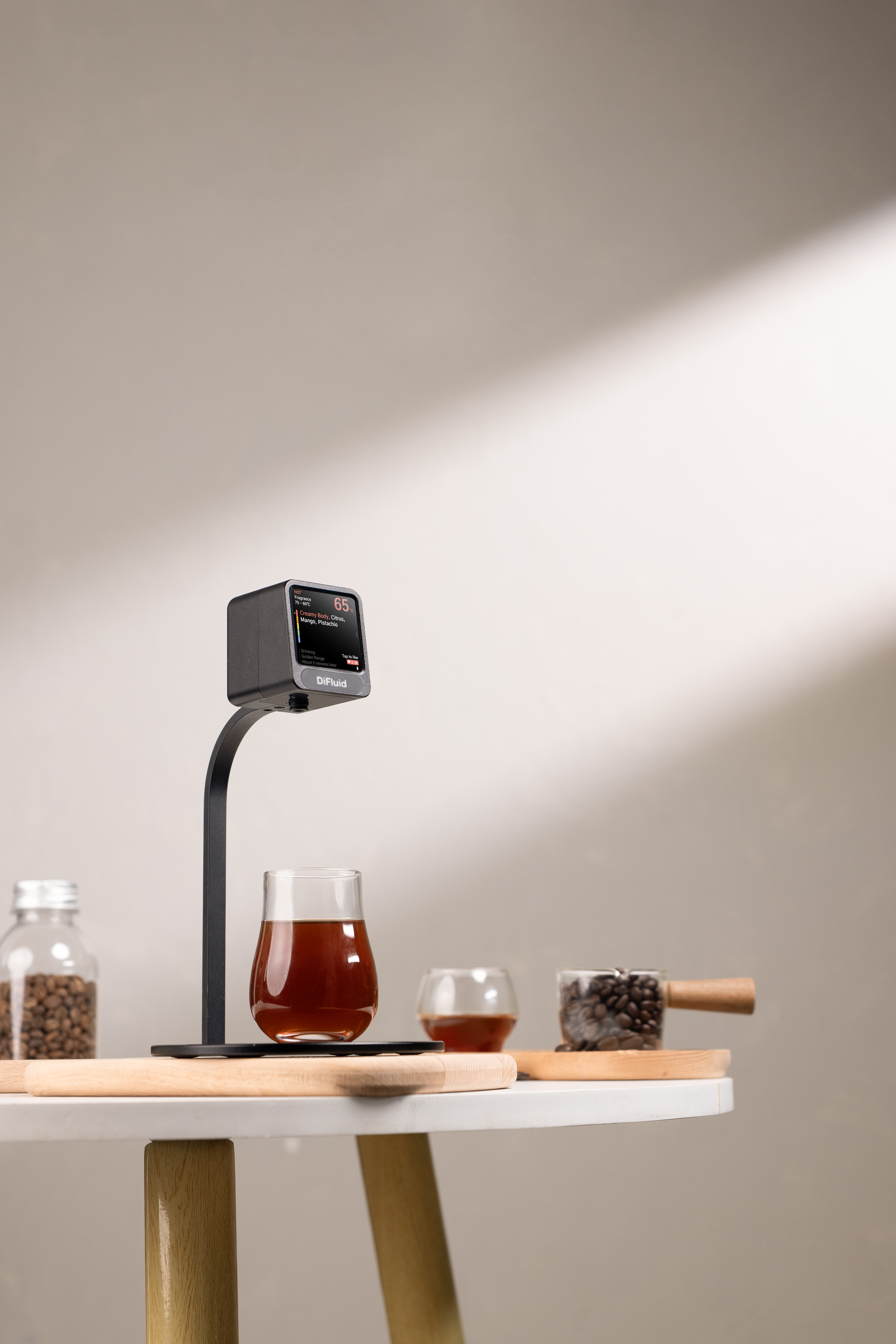 DiFluid Moment misst berührungslos die Temperatur eines Kaffees