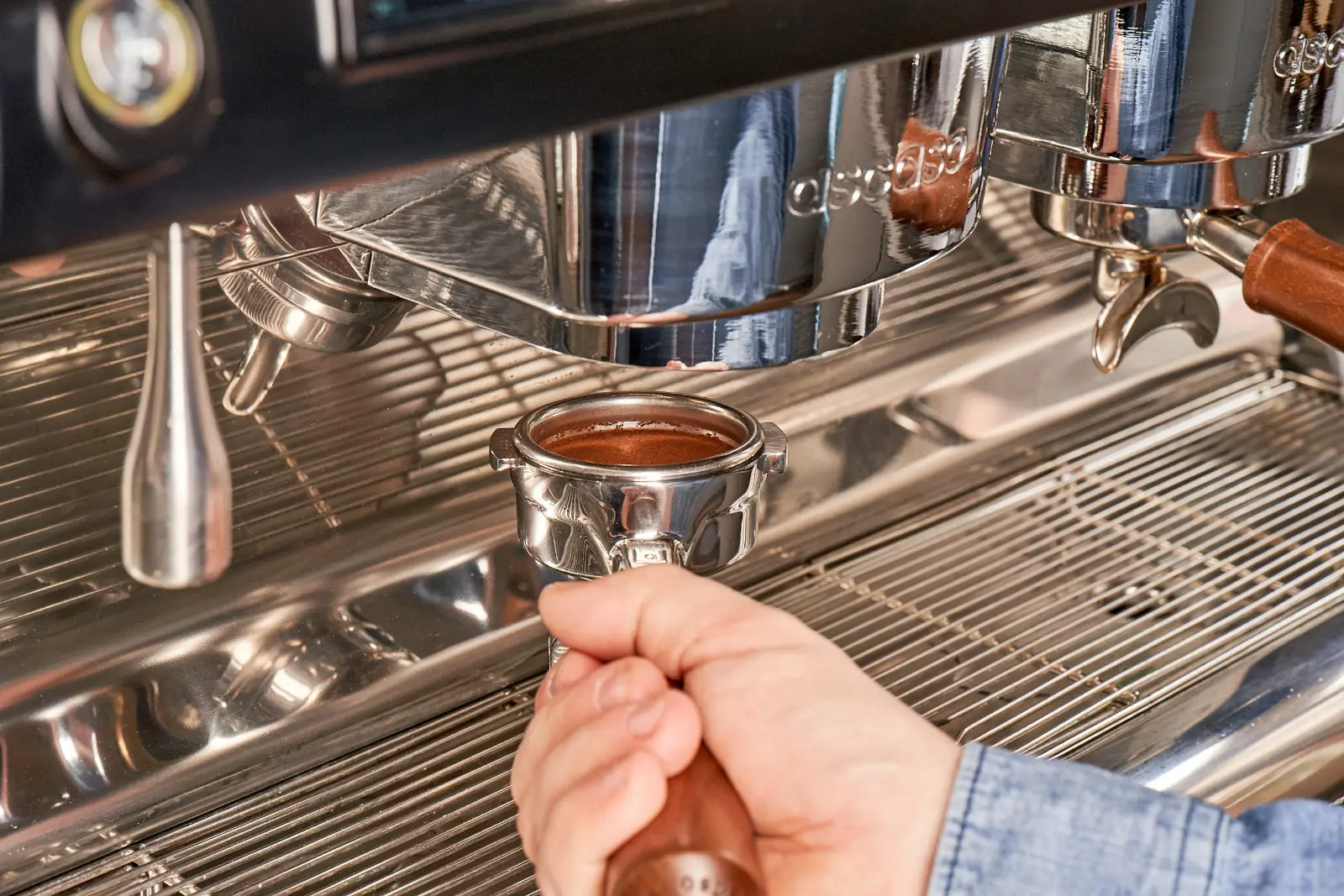 Espresso läuft aus dem Siebträger in ein Glas