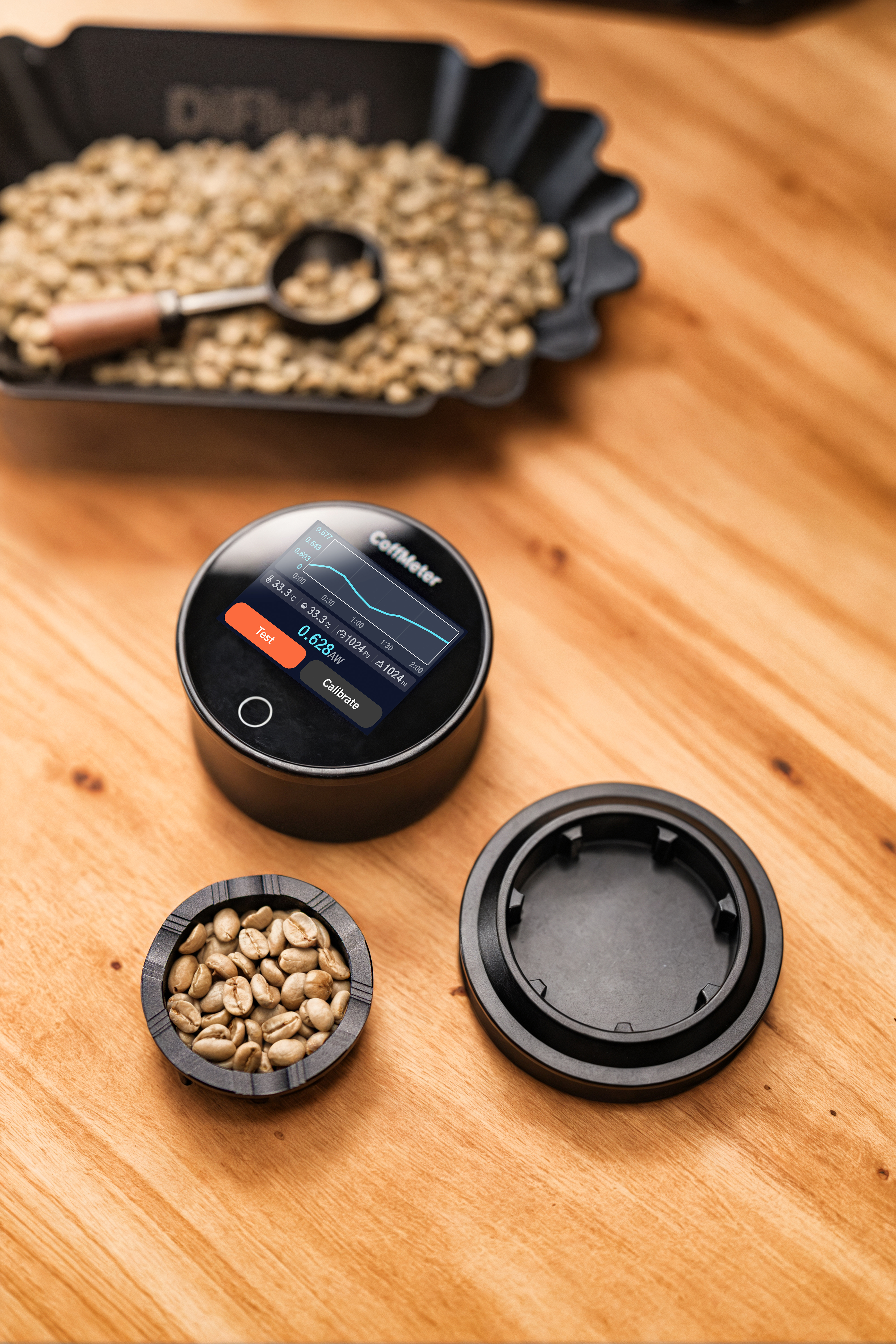 DiFluid CoffMeter W1 mit Rohkaffee-Probe