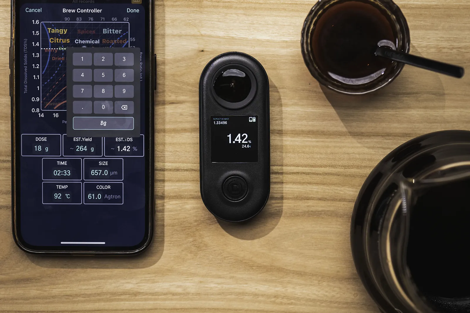 App mit Dosis 18 g und TDS 1,42 Prozent neben einem Refraktometer