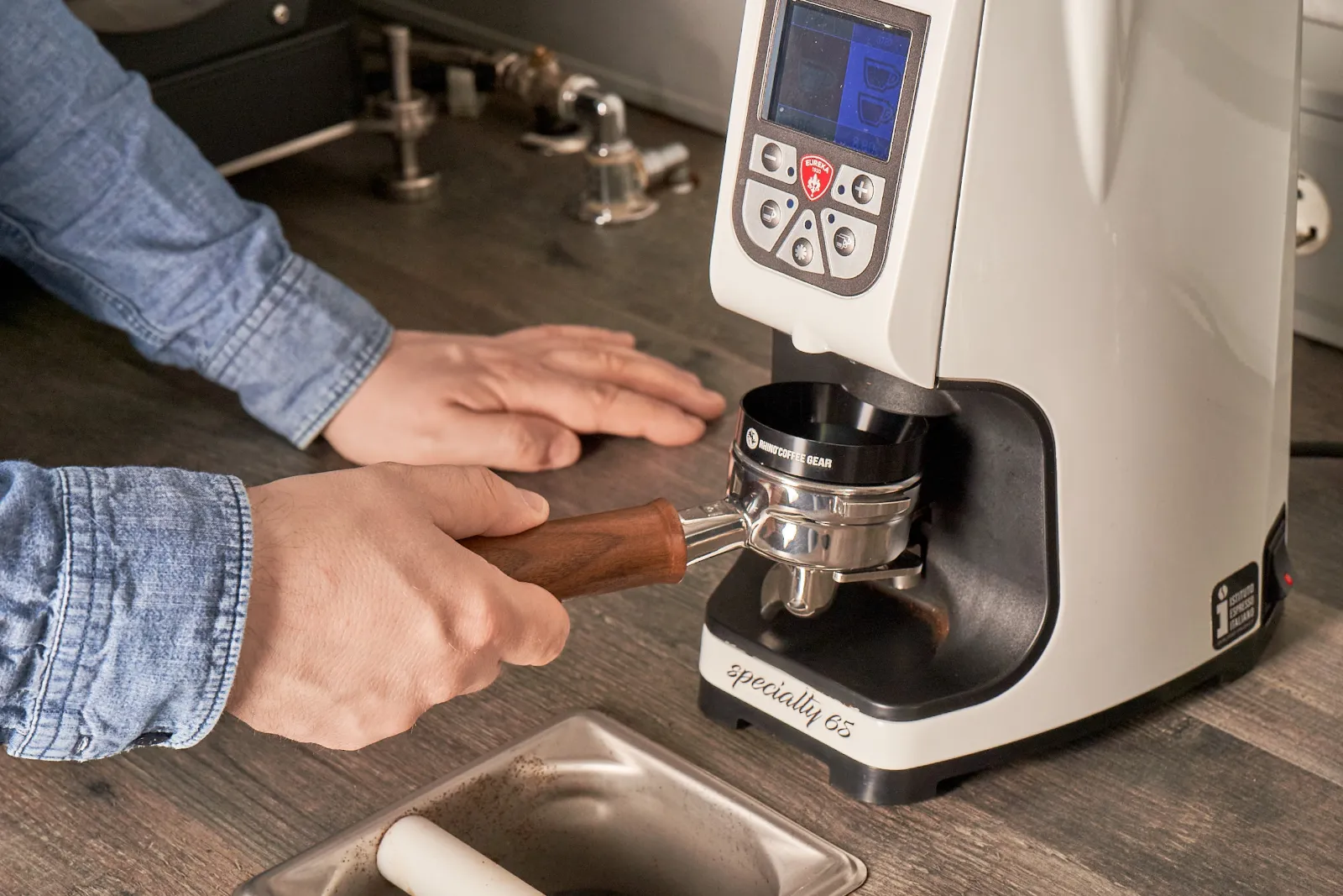 Espressomühle mahlt Kaffee direkt in den Siebträger