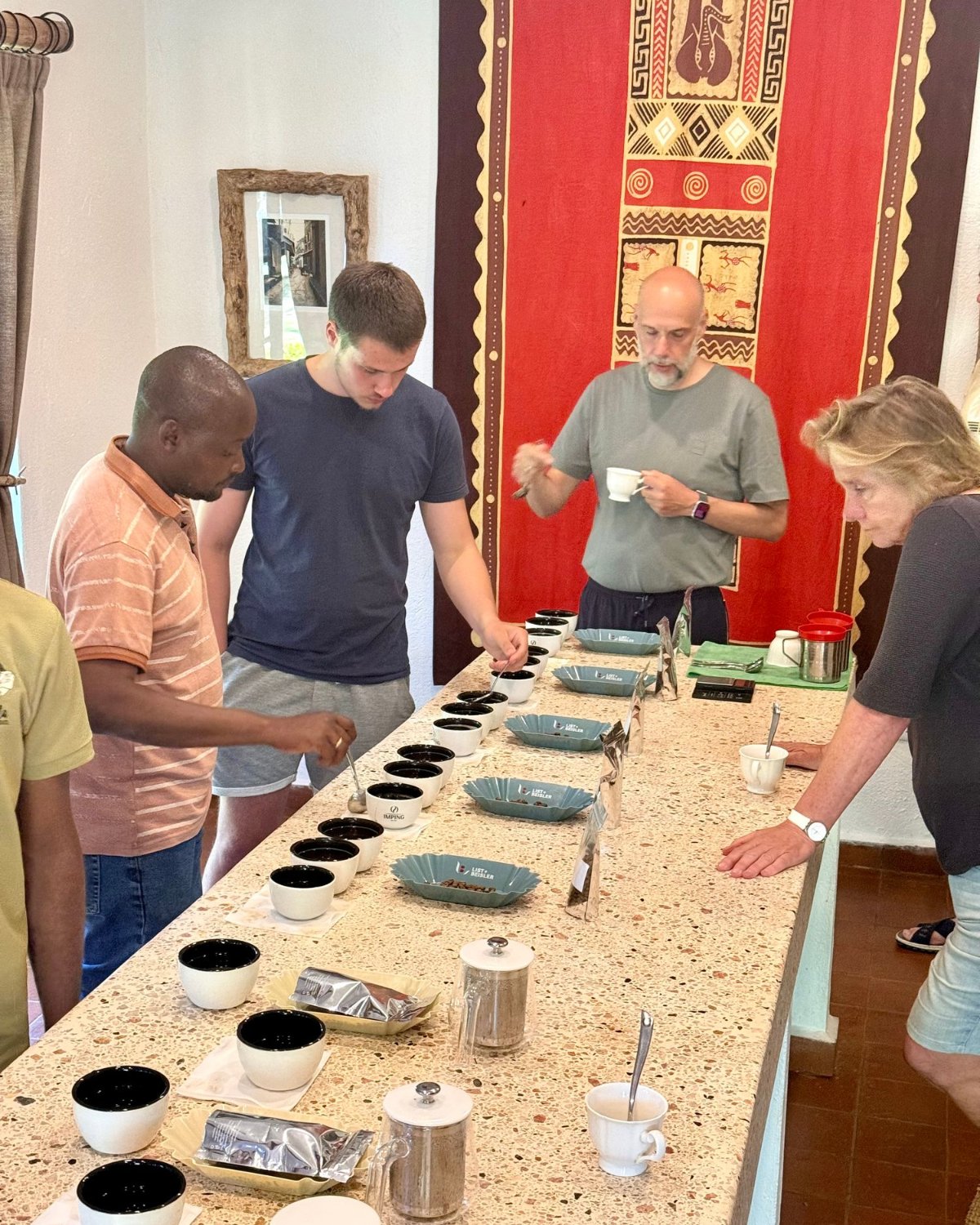 Gemeinsames Cupping auf der Ngila Coffee Estate – Tansania Coffee Trek 2027