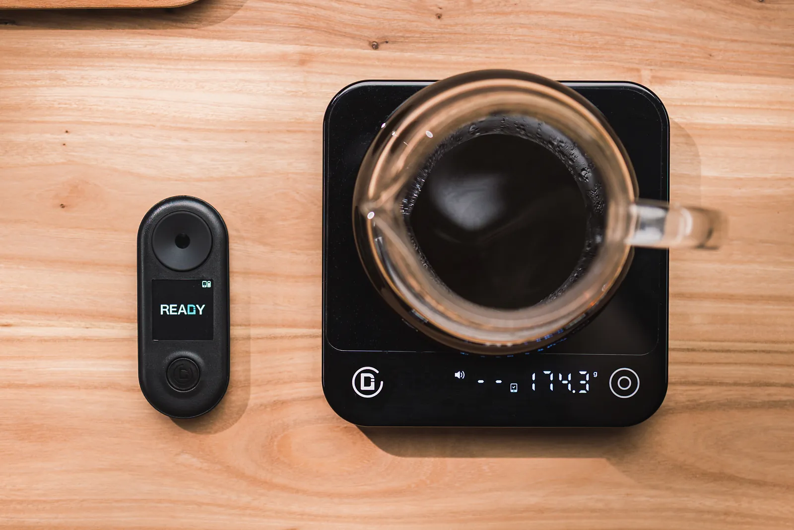 Kaffeewaage zeigt 174,3 Gramm, daneben ein Refraktometer