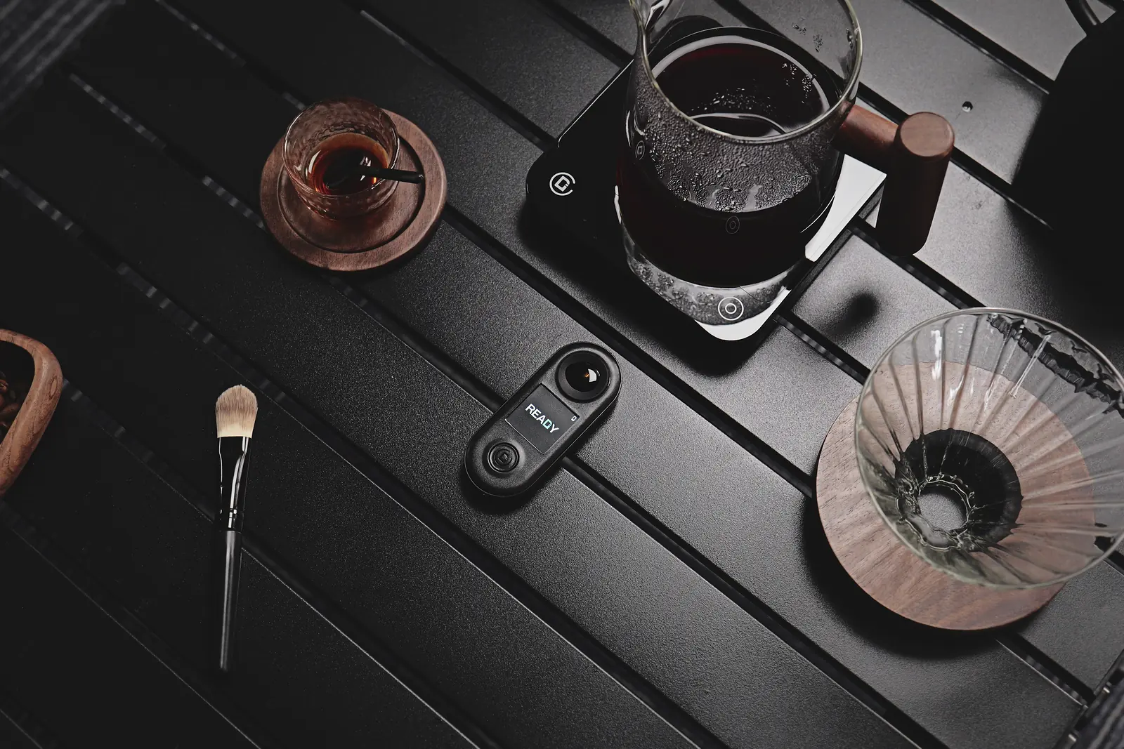Pour-over-Setup mit Dripper, Kanne auf Waage und Refraktometer von oben