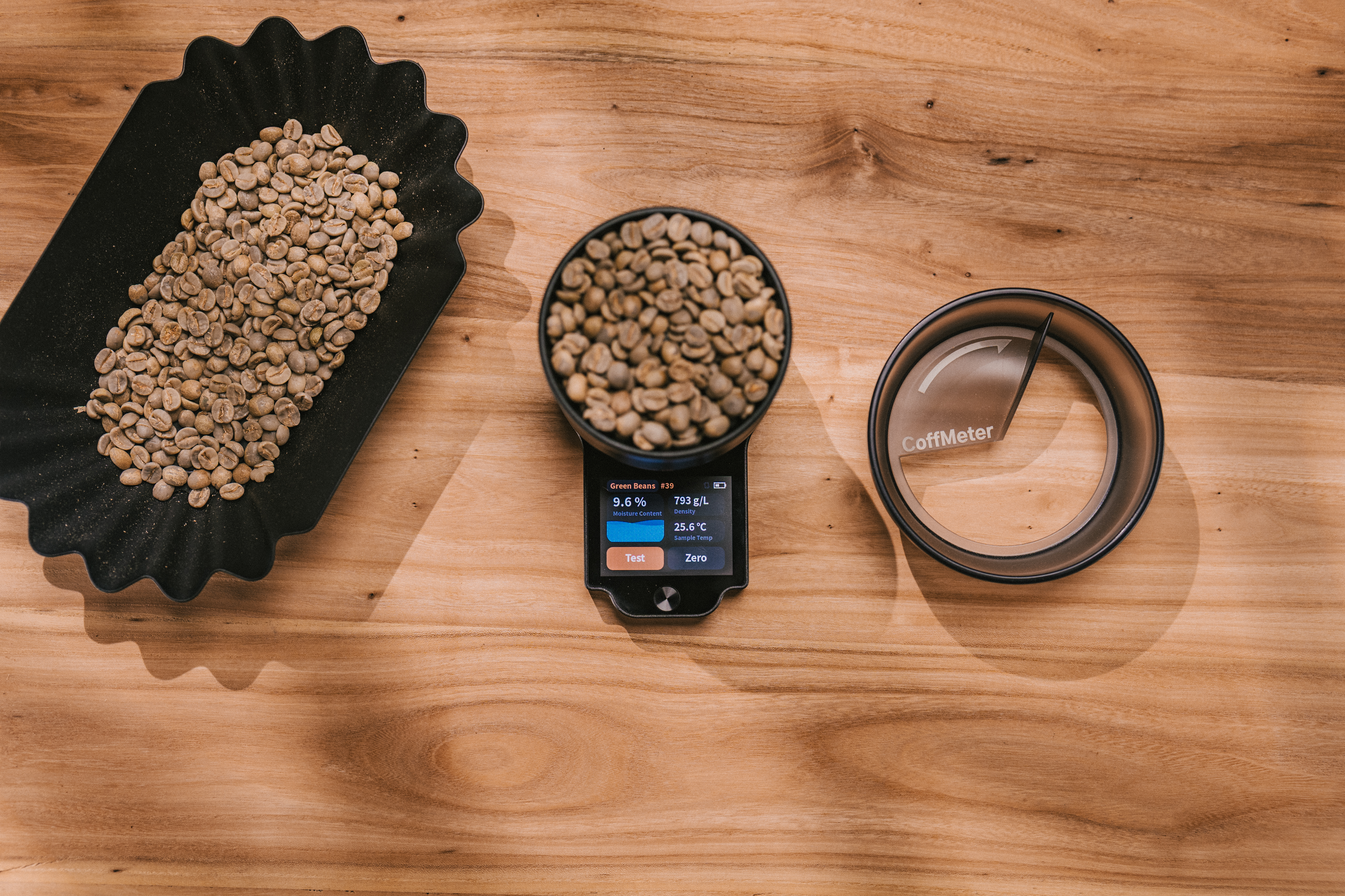 Display des DiFluid CoffMeter M1 mit Feuchte- und Dichtewert