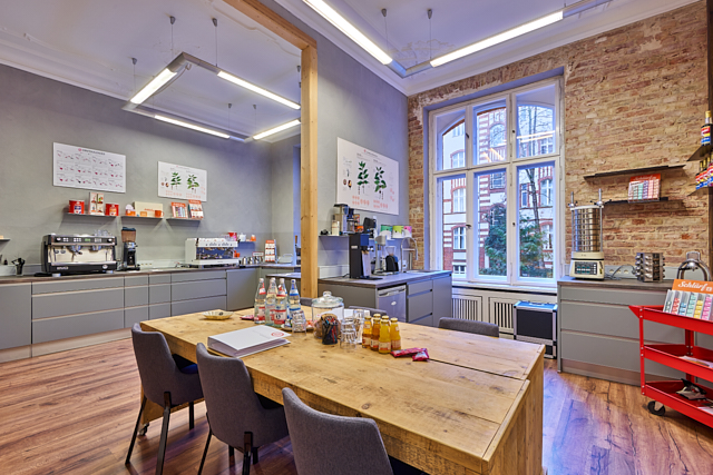 Kursraum mit Fensterfront und Barista-Stationen