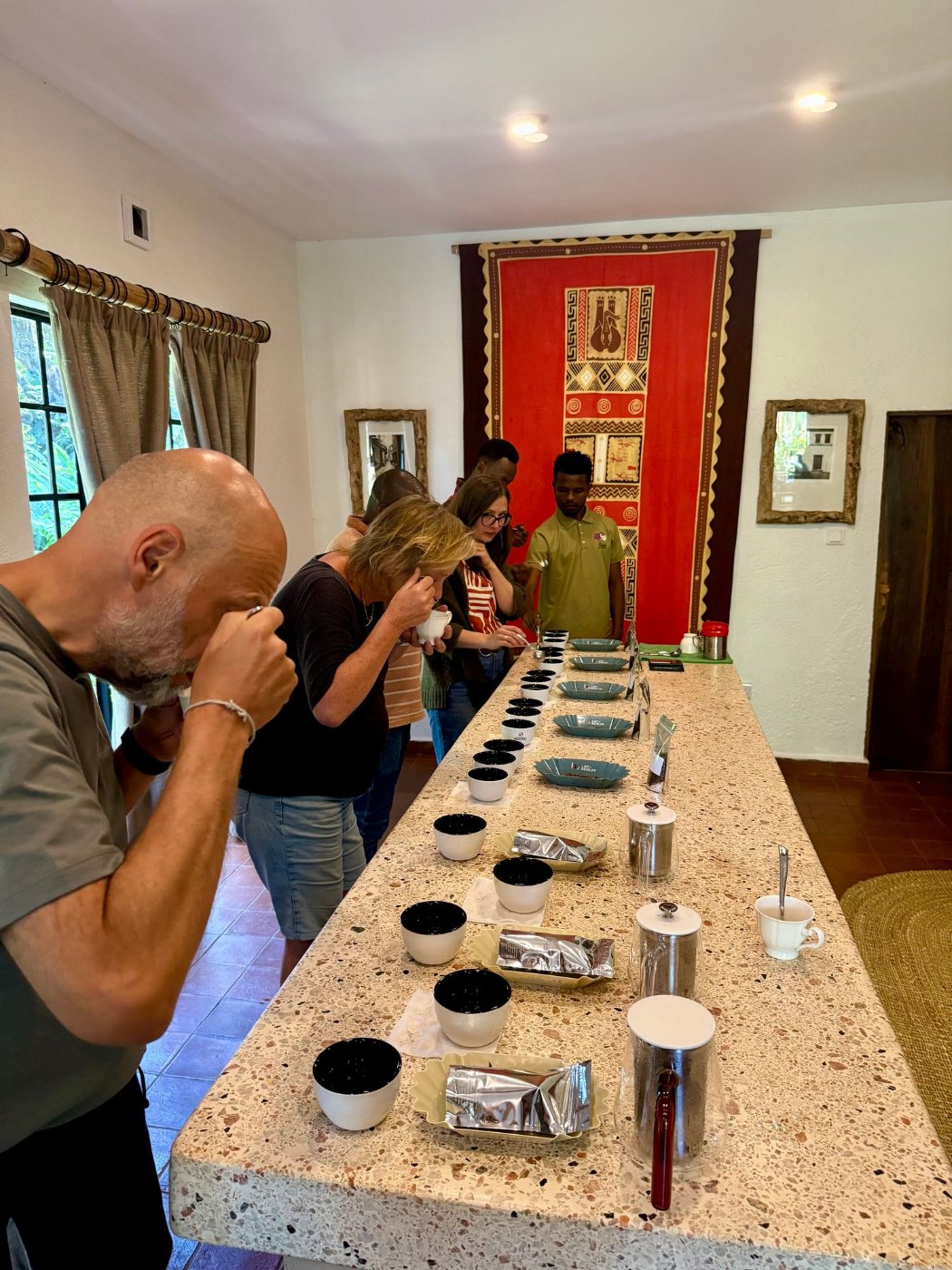Cupping mit der Gruppe auf der Ngila Coffee Estate