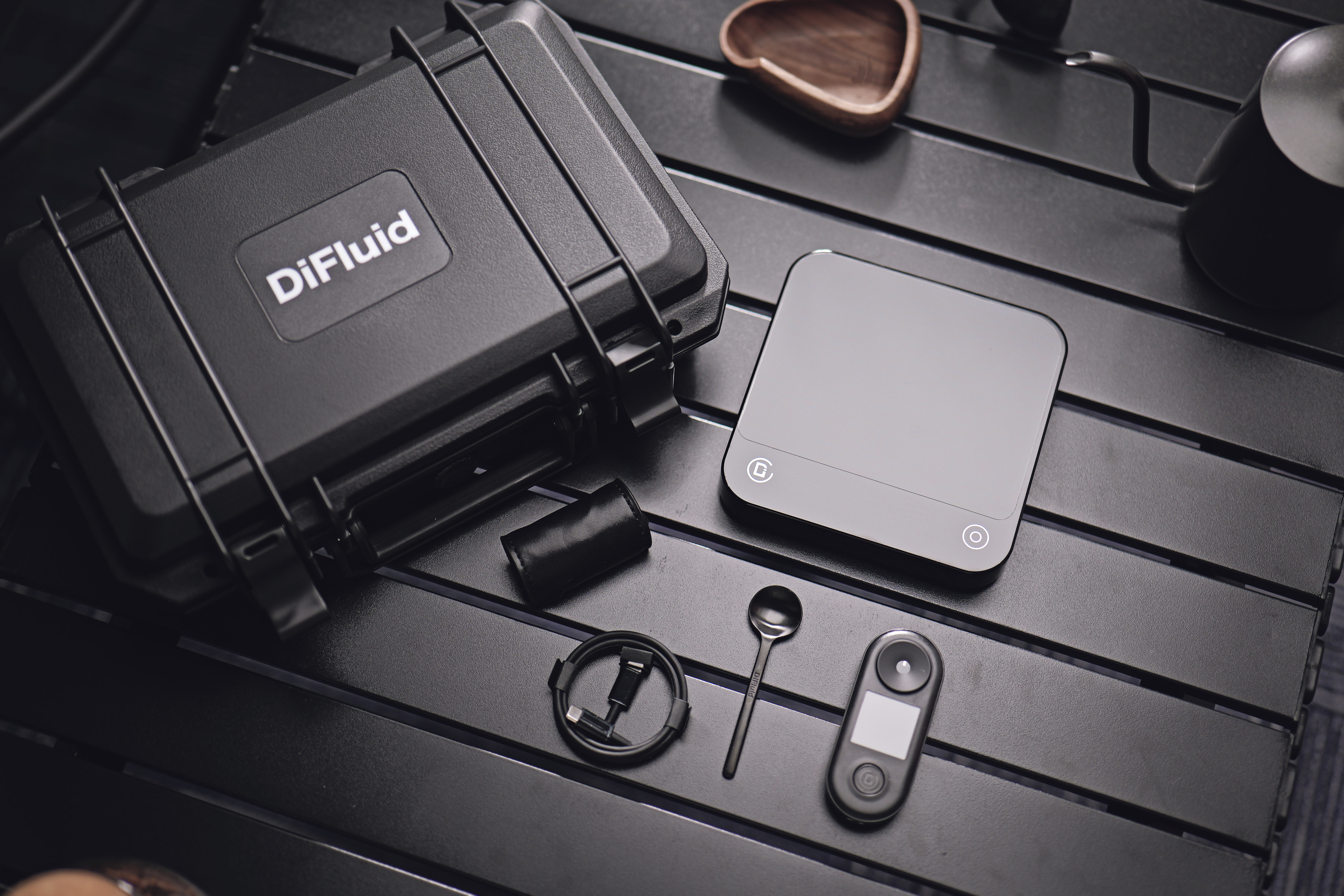 DiFluid R2 Extract und Microbalance Ti zusammen auf der Arbeitsfläche