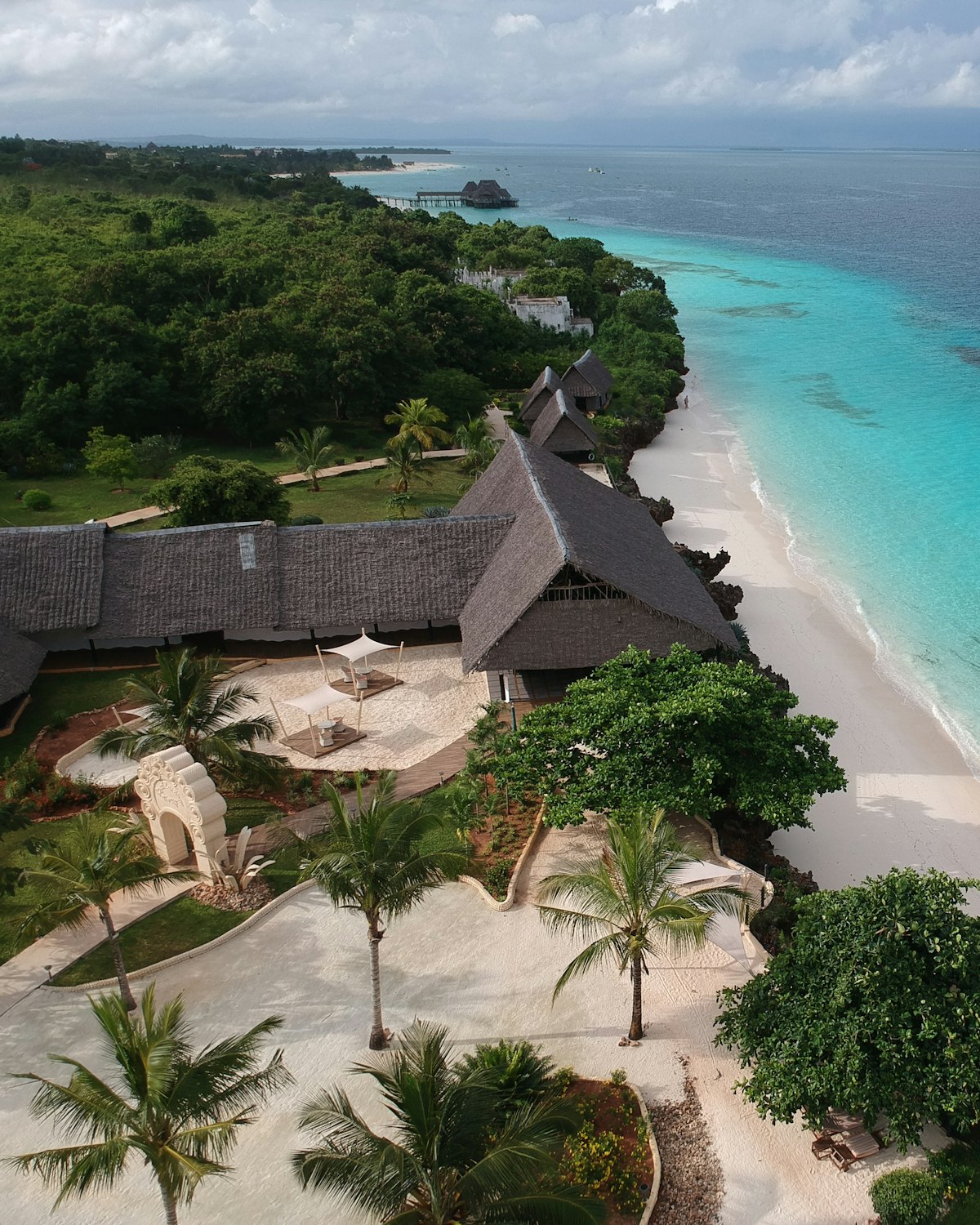 Strand und türkisblaues Meer an der Küste von Sansibar