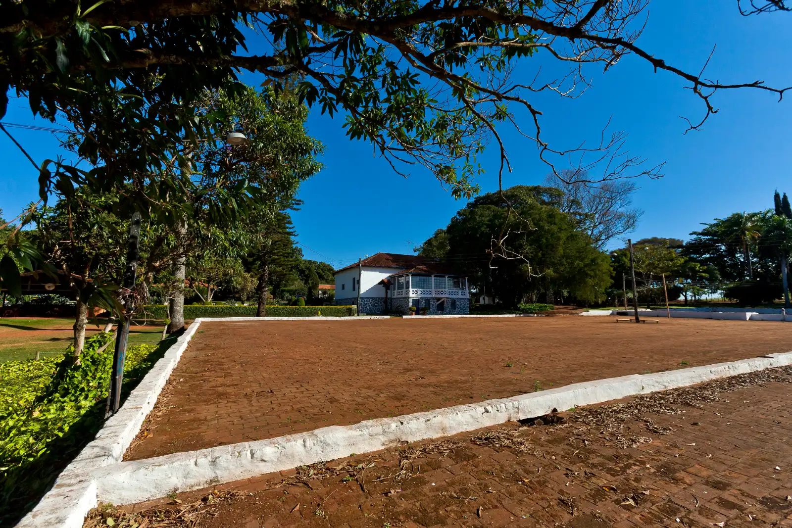 Großer Trockenplatz für Kaffee vor einem traditionellen Fazenda-Haus in Brasilien