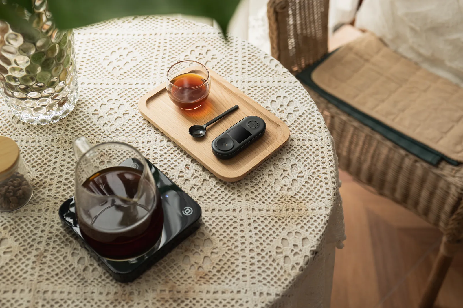 Filterkaffee in der Kanne auf einer Waage, daneben Probenglas und Refraktometer