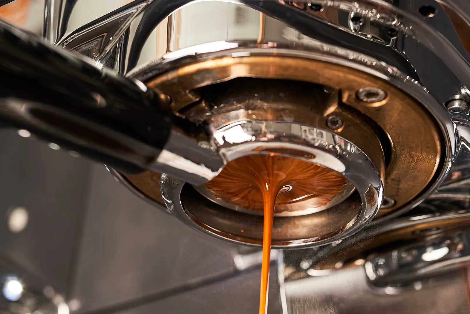 Espresso läuft aus dem Siebträger einer Espressomaschine