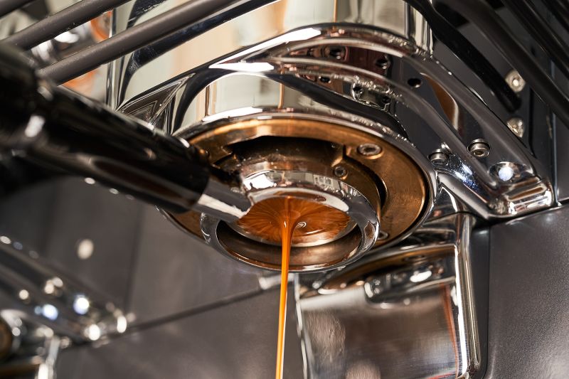 Espresso läuft aus dem Siebträger