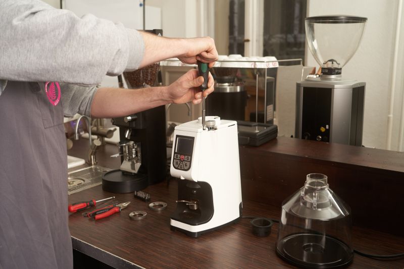 Verschiedene Espressomühlen auf einer Arbeitsfläche
