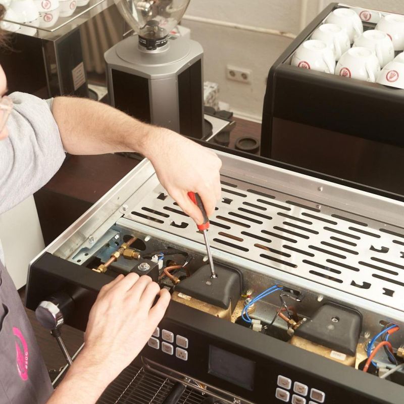 Maschinenseminar an der Berlin School of Coffee: Arbeit an einer Siebträgermaschine