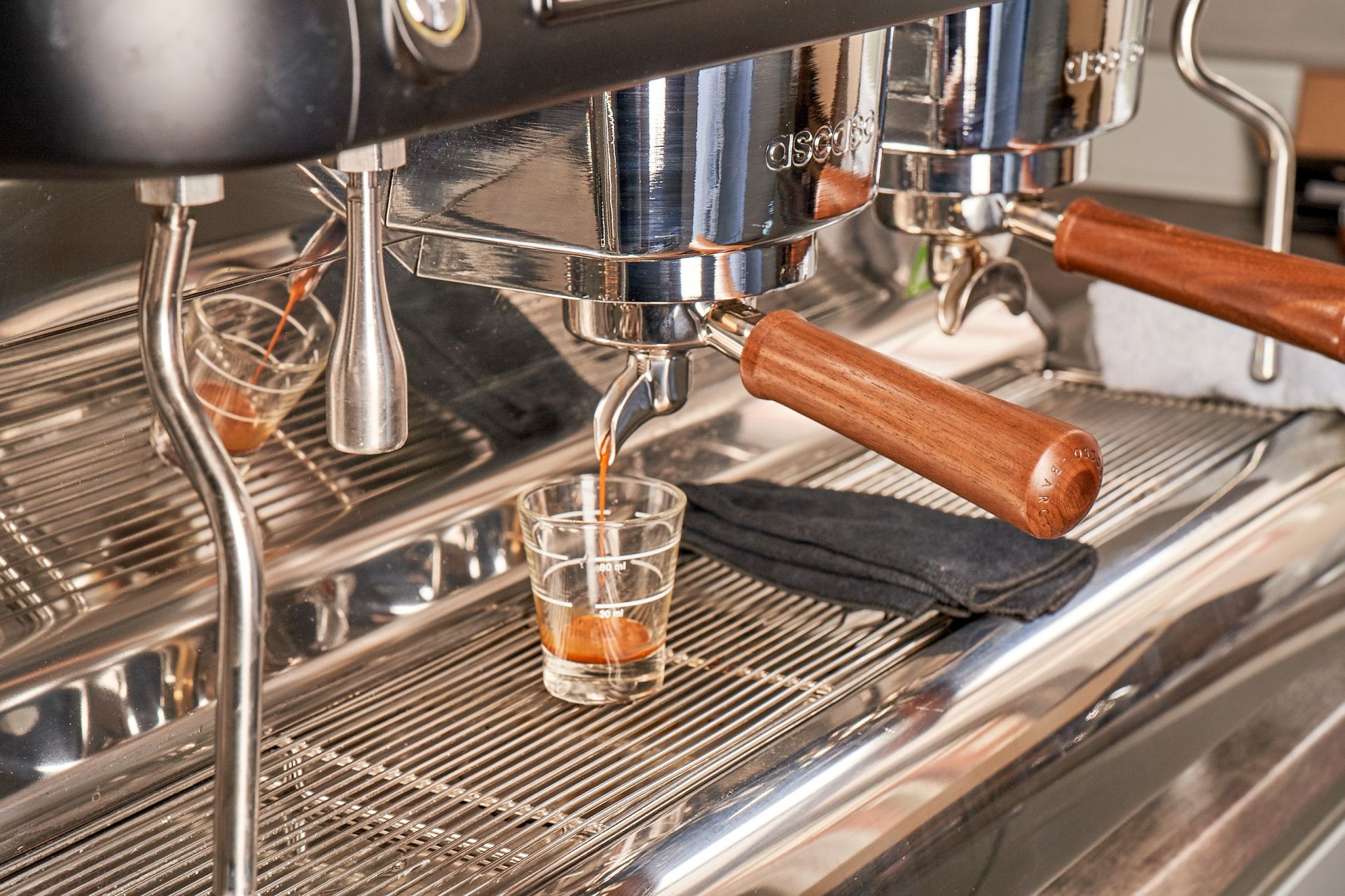 Siebträgermaschine in einem Kursraum der Berlin School of Coffee