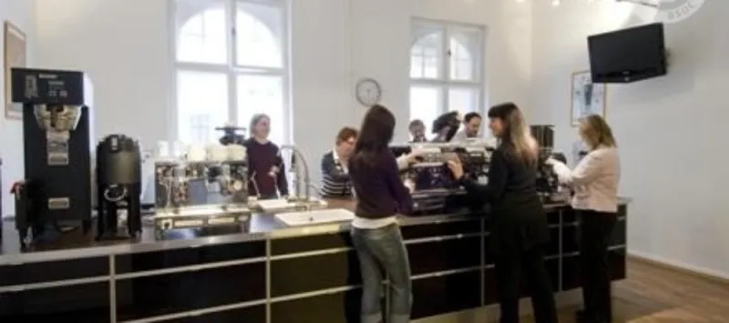 Schulungsraum mit Kaffeemaschinen