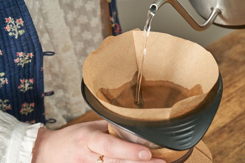 Coffee@Home: Wasser wird über Kaffee im Handfilter gegossen