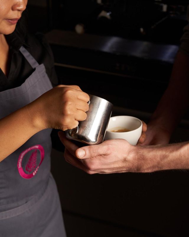 Barista der Berlin School of Coffee bereitet einen Kaffee zu