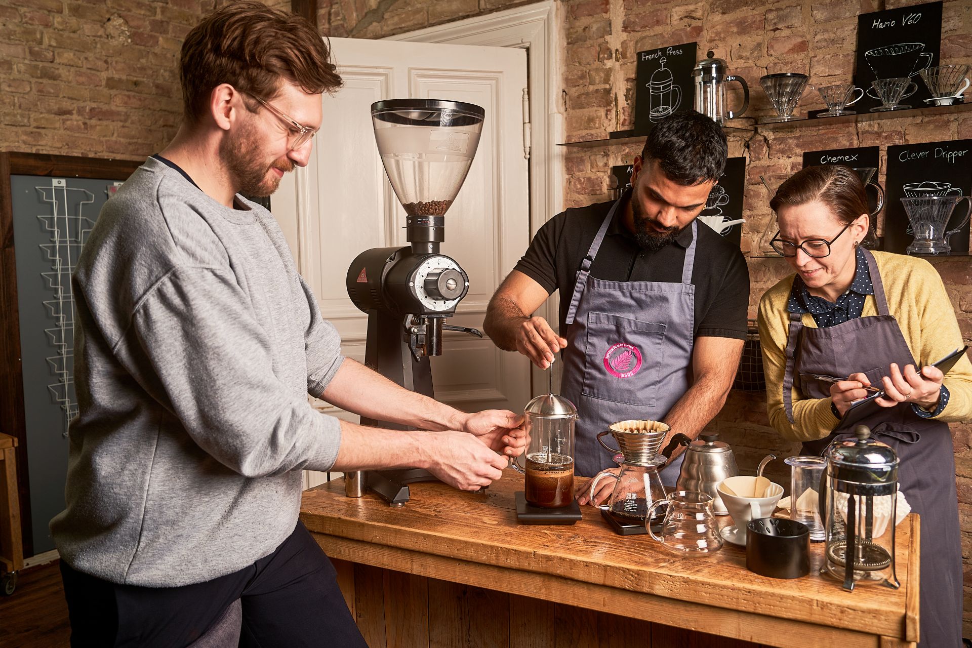 Gruppe beim Brühworkshop in der Berlin School of Coffee