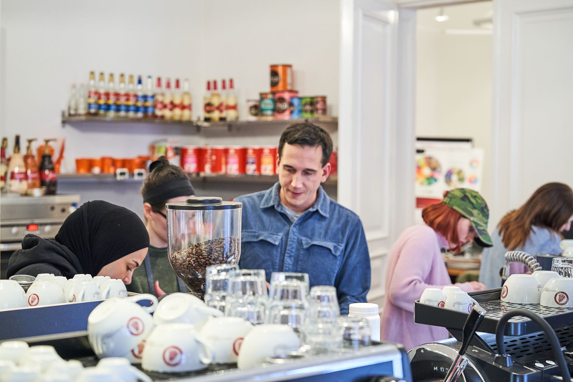 Kursgruppe mit Trainer in der Berlin School of Coffee
