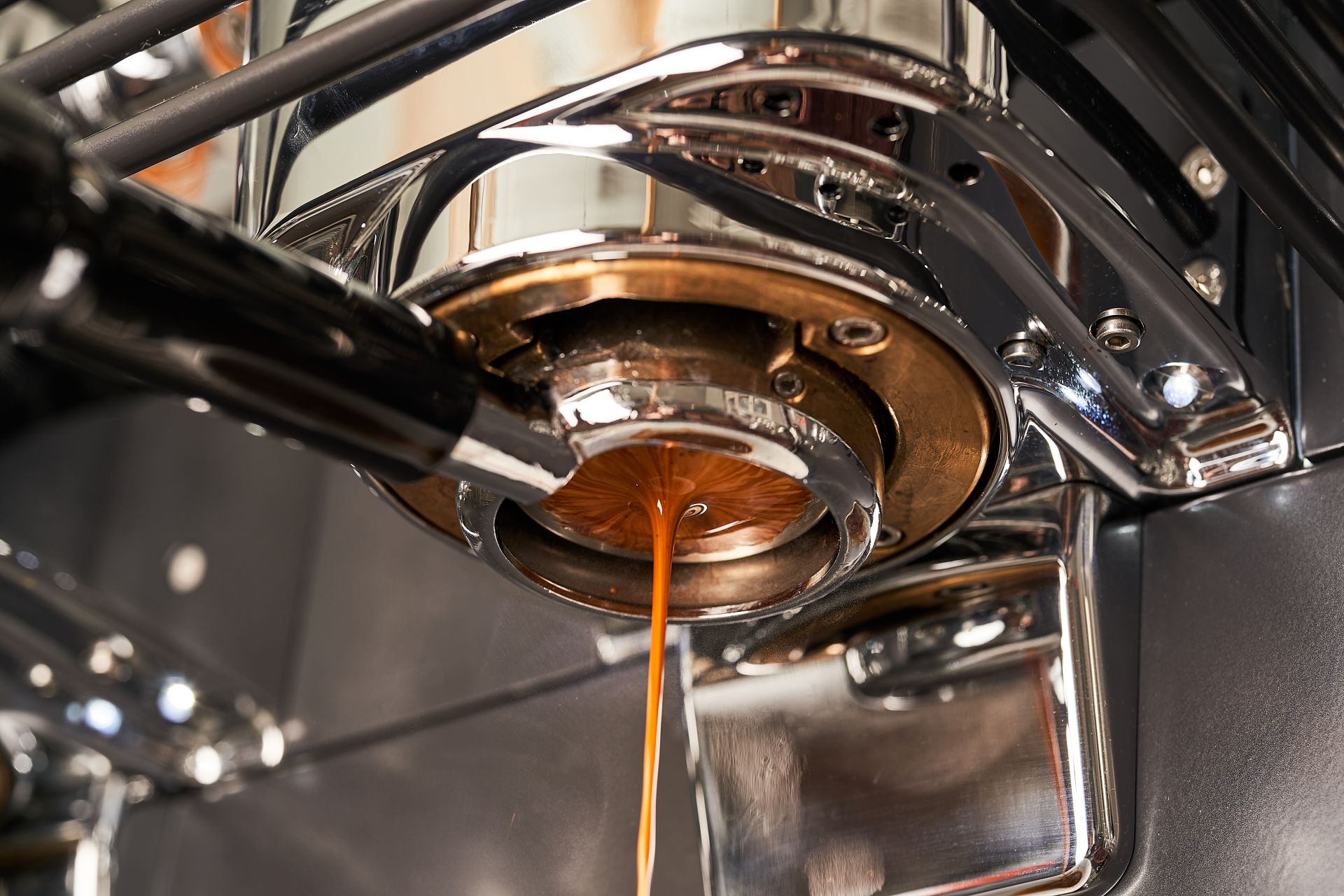 Espresso läuft aus dem Siebträger – Barista-Kurs an der Kaffeeschule Berlin School of Coffee