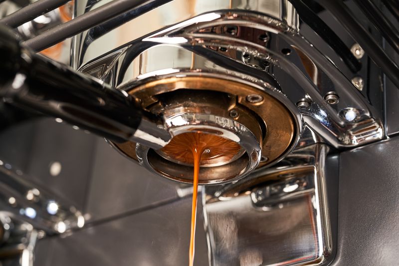 Espresso läuft aus dem Siebträger