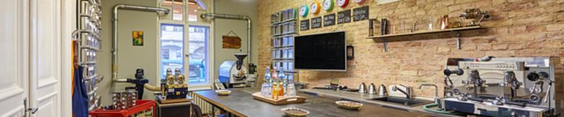 Innenraum der Berlin School of Coffee mit Theke und Sitzplätzen