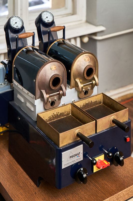 Rösten@Home: Proberöster mit Kühlsieb in der Berlin School of Coffee