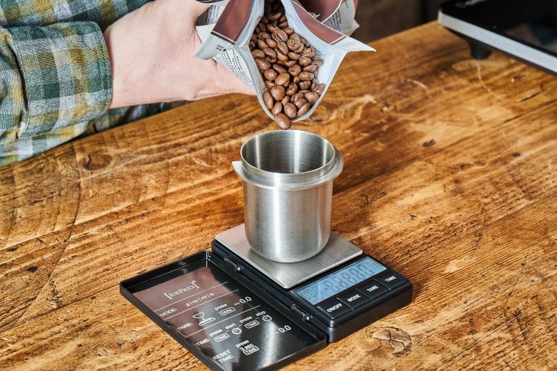 Kaffeebohnen werden auf einer Waage abgewogen