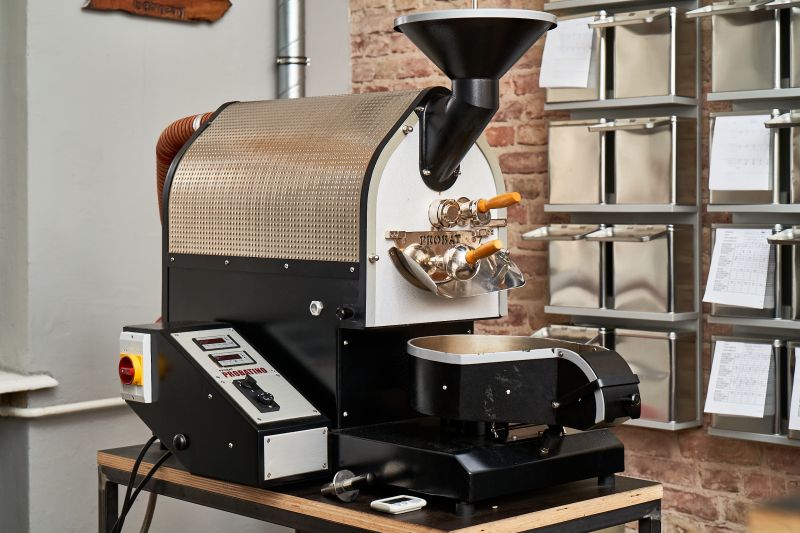 Proberöster im Röstlabor der Berlin School of Coffee
